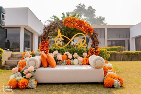 Indian Wedding Decorations Receptions, Mehendi Decor Ideas, Mehendi Decor, Wedding Setup, Wedding Hall Decorations, Wedding Background Decoration, Delhi Wedding, Wedding Stage Design, Mandap Decor