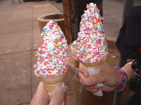 ice cream aesthetic Soft Serve Ice Cream Aesthetic, Nostalgia Core Aesthetic, Sprinkles Aesthetic, Ice Cream Vintage, Ice Cream Aesthetic, Sweet Aesthetic, Ice Cream Sundaes, Dairy Queen, Cream Aesthetic