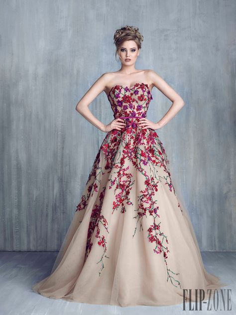 Tony Chaaya Spring-summer 2016 - Couture - http://www.flip-zone.com/Tony-Chaaya-6127 Baju Kahwin, Fest Outfits, Gaun Fashion, فستان سهرة, Gorgeous Gowns, Beautiful Gowns, Fancy Dresses, Prom Dresses Long, A Dress