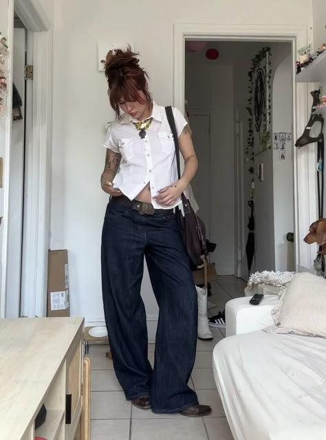 Tomboy Chic Aesthetic, Long Sleeve In Summer Outfit, Masculine Aesthetic Outfits, Corp Core Fashion, Indie Winter Fits, The L Word Fashion, The L Word Outfits, 90s Style Cotton Parachute Pants, Fitted Button Up Shirt Outfit