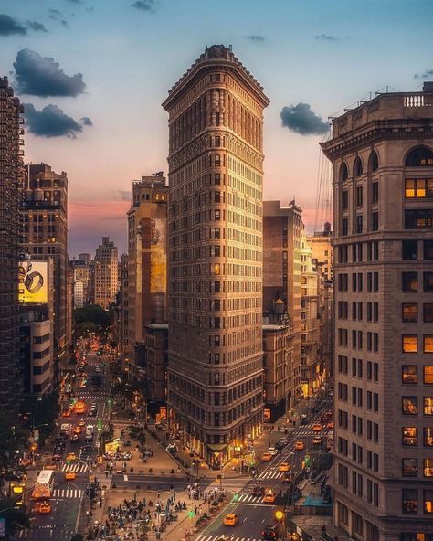 Flatiron Building Nyc, Nyc Neighborhoods, Travel Life Hacks, Luxury Travel Destinations, Flatiron Building, East River, Visit New York, Wonderful Picture, Nyc Trip