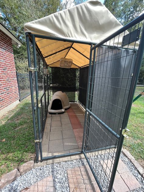 How to Build a Classy Outdoor Dog Kennel - Etsy Kennel Run Ideas, Dog Kennel Ideas Indoor Garage, Outdoor Dog Kennel Ideas Diy, Dog Cages Outdoor, Diy Outdoor Dog Fence, Dog Outdoor Area, Diy Dog Houses, Outside Dog Kennel Ideas, Diy Dog Pen Outdoor