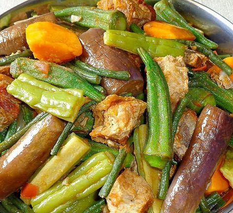 PINAKBET (ILOCANO STYLE) - Mama's Guide Recipes Pakbet Recipe, Pinakbet Ilocano, Pinakbet Recipe, Filipino Vegetable Dishes, Filipino Vegetable Recipes, Pilipino Food Recipe, Phillipino Food, Panlasang Pinoy Recipe, Healthy Stew