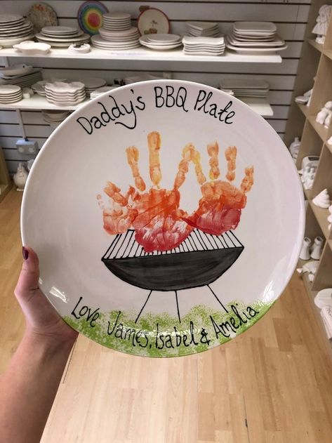 23 MEANINGFUL DIY FATHER'S DAY GIFT IDEAS HE'LL LOVE - Stylin by Sarita Dad Grilling Plate Diy, Kids Craft Gifts, Diy Father's Day Crafts, Bbq Plates, Fathers Day Art, Father's Day Activities, Homemade Fathers Day Gifts, Baby Art Projects, Cadeau Parents