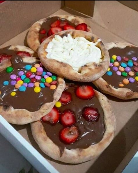 Mini Pizzas, Lunch Recipes Healthy, Think Food, Mini Pizza, Buffet Food, Fake Food, Food Is Fuel, Fruit Desserts, Food Obsession