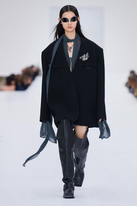 Acne Studios Fall 2022 Ready-to-Wear Collection | Vogue Deconstructed Fashion Street Styles, Fashion Week Trends, Stephanie Seymour, Acne Studio, Pregnancy Wardrobe, Kate Bosworth, Fall 2022, Fashion Fabric, Paris Fashion