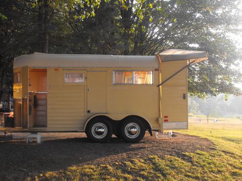 People are turning old horse trailers into campers and they're seriously cool Converted Horse Trailer, Vans Vintage, Cargo Trailer Conversion, Cargo Trailer Camper, Trailer Living, Interior Vintage, Casa Vintage, Trailer Home, Trailer Remodel