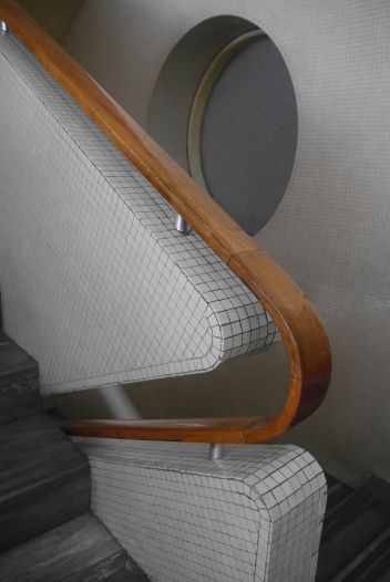 Milan headquarter of RAI (former EIAR). Designed in 1939 by architect Gio Ponti and engineer Nino Bertolaia | Detail Stair Escalier Design, Stair Handrail, Futuristic Furniture, Staircase Railings, Interior Stairs, Gio Ponti, Railing Design, Room Interior Design, Staircase Design