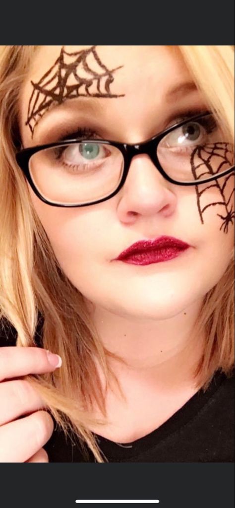 Halloween Makeup Glasses, Witch Makeup With Glasses, Halloween Makeup With Glasses, Looks With Glasses, Makeup With Glasses, People With Glasses, Glasses Makeup, Halloween Make Up, Amazing Ideas