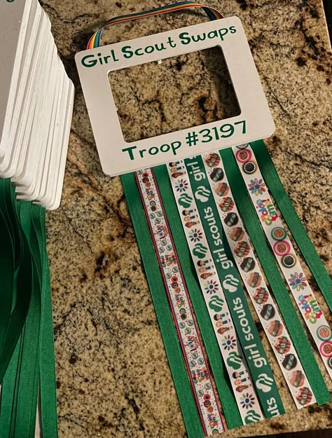 Girl Scout Christmas Swaps, Girl Scout Swap Holder, Girl Scout Christmas Gifts, Girl Scout Ornament Craft, Girl Scout Ornaments Diy, Camporee Ideas, Girlscout Swaps, Girl Scout Swaps Ideas, Junior Girl Scout Badges