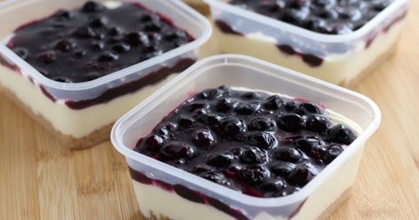 Cheesecake Blueberry, Mini Cheesecake Recipes, Blueberry Topping, Cheesecake Cups, Nutella Cheesecake, Berry Cheesecake, Dessert Packaging, Dessert Boxes, Bakery Packaging