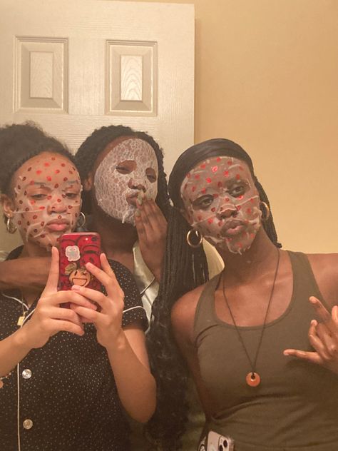 Skincare Night With Friends, Christmas Sleepover Aesthetic Ideas, Black Sleepover Aesthetic, Dorm Sleepover, Skincare With Friends, New Years Sleepover Ideas, Sleepover Friends Aesthetic, Two Person Sleepover Ideas, Trio Sleepover Aesthetic