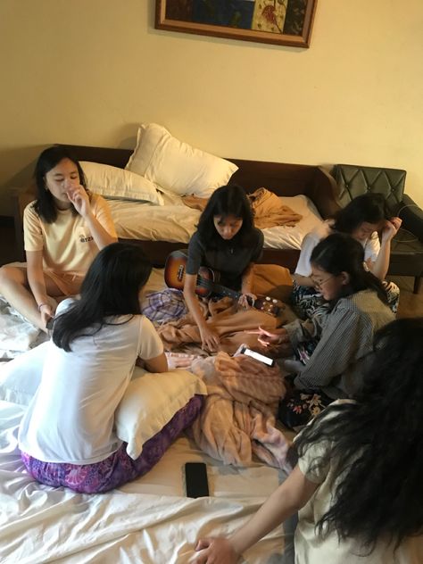 Sleep Over Friends, Y2k Friends Aesthetic, Sleep Over Aesthetic Friends, Big Sleepover Aesthetic, Roomates Aesthetics Friends, Sleepover Party Aesthetic, 90s Sleepover Aesthetic, Sleepover Aesthetic Pictures, 6 Friends Aesthetic