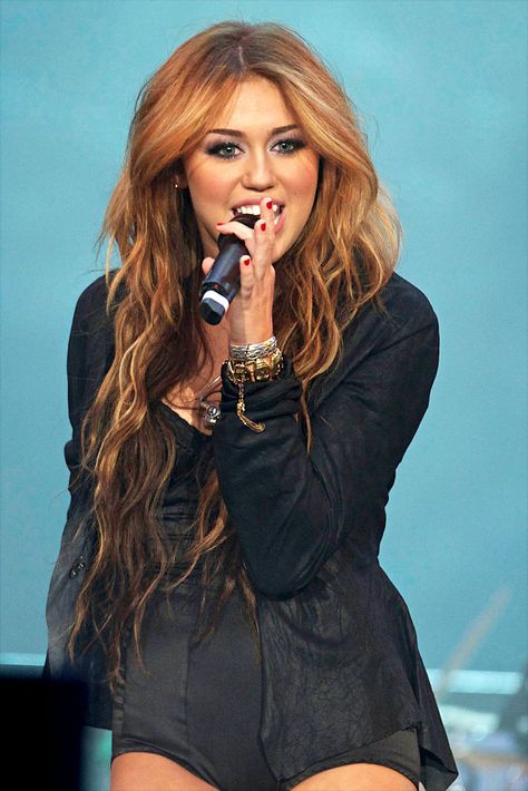 Hfyuhgh Miley Cyrus Hairstyles, Miles Cyrus, Hairstyles Tumblr, Miley Cyrus Long Hair, Miley Cyrus Brown Hair, Smiley Miley, Miley Cyrus Hair, Miley Stewart, Miley Cyrus Style