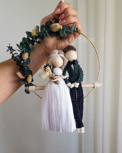 Macrame Wedding Gift, Handmade Gifts For Wedding, Macrame Wedding Gifts For Guests, Macrame Flower Bouquet, Macrame Gift Ideas, Macrame People, Macrame Family Dolls Diy, Wedding Gifts Handmade, Macrame Xmas