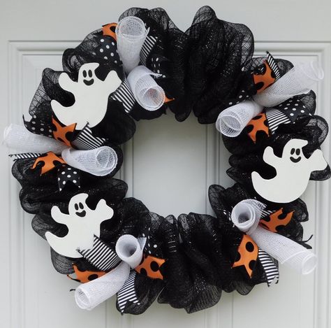 Ghost Wreath Deco Mesh, Halloween Ghost Wreath Diy, Hello Kitty Wreath Diy, Halloween Reefs Front Doors, Halloween Wreath Ideas Diy, Halloween Tulle Wreath, Dollar Store Halloween Diy, Halloween Wreath Ideas, Diy Halloween Ghosts