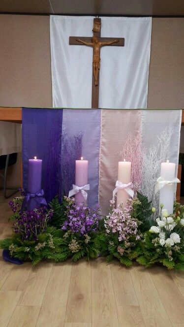 Altar Decorations Church, Christmas Decorations For Church, Wall With Flowers, Advent Church Decorations, Advent Decorations, Christmas Flower Decorations, Church Christmas Decorations, Church Altar Decorations, Altar Design