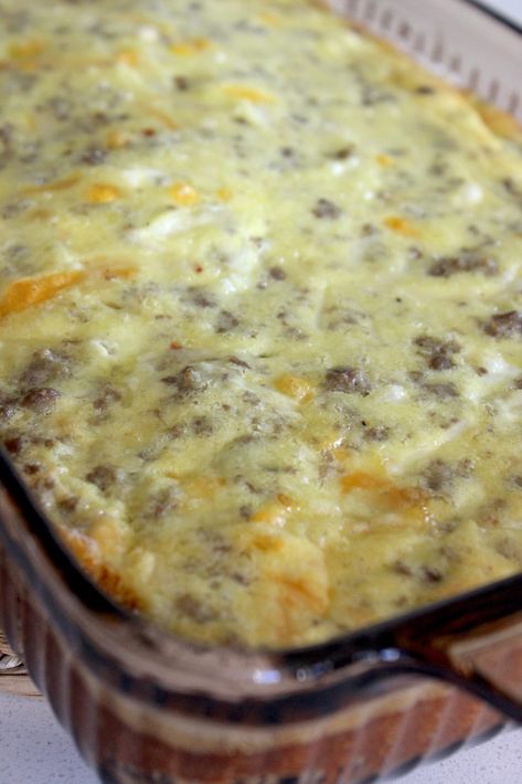 On the hunt for the best sausage recipes? This breakfast casserole is our top favorite! It's one of those sausage quiche recipes - easy, hearty, filling and delicious!! Pork Breakfast Sausage Recipes, Quiche Casserole, Ground Pork Sausage Recipes, Breakfast Quiche Crustless, Breakfast Quiche Sausage, Sausage Quiche Recipes, Easy Quiche Recipe, Quiche Recipes Crustless, Ground Sausage Recipes