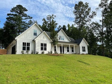 Architectural Designs on Instagram: "Who's ready for a mini-tour?! 🙋‍♀️🙋‍♂️⁠ ⁠ Our talented builder client @redbarnconstruction ⁠built a STUNNING version of our Modern Farmhouse Plan #51814HZ on their lot in Georgia! 🤤 ⁠ ⁠ The curb appeal on this home is incredible! 😍⁠⁣⁠ ⁠⁣⁠⠀⁠⁠ 📐 2,553 Square Feet ⁠⠀⁠⁠ 🛌 3-4 Bedrooms ⁠⠀⁠⁠ 🛀 2.5-3.5 Full Baths⁠ ⁠⠀⁠⁠ 🚗 2-3 Car Garage⁠⠀⁠⁠ 📏 73'-6" Wide x 59'-2" Deep⁠⠀⁠⁠ ⁠⠀⁠⁠ Click the link in our bio ☝ @adhouseplans ☝ or check out www.architecturaldesigns. Slab House Plans, Plan 51814hz, Modern Farmhouse Kitchen Ideas, Diy Farmhouse Ideas, Modern Farmhouse Decor Ideas, Architecture Styles, Farmhouse Kitchen Ideas, Game Room Family, Rustic Bedroom Decor