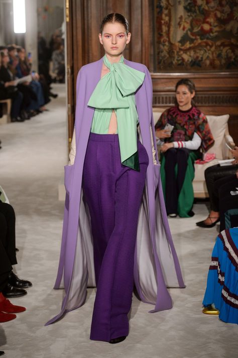 View the Valentino Spring 2018 Couture collection. See photos and video of the S2018CTR runway show. Valentino Mode Purple, Gaun Koktail, Valentino Collection, Valentino Haute Couture, Color Blocking Outfits, Collection Couture, Color Combinations For Clothes, Valentino Couture, Purple Outfits