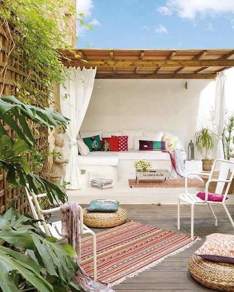 Adorable Boho Chic Terrace Designs Terrasse Med Tak, Small Covered Patio, Design Per Patio, Roof Terrace Design, Small Patio Design, Loft Inspiration, Terrasse Design, Canopy Beds, Terrace Decor