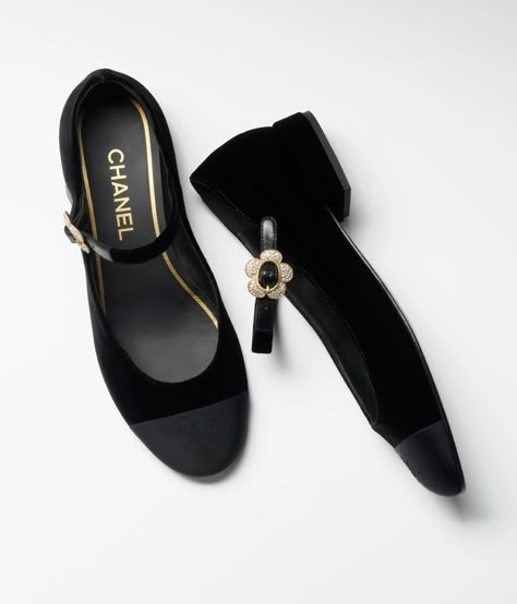 Moda Chanel, Mode Chanel, Fashion Shoes Flats, Classy Shoes, Couture Mode, Girly Shoes, Elegant Shoes, Aesthetic Shoes, Chanel Fashion