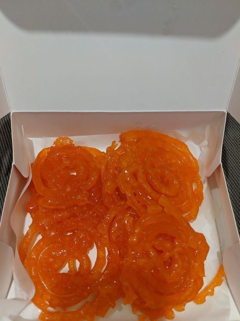 Jalebi Snap, Jalebi Aesthetic, Fajita Spaghetti, Spaghetti Pasta Recipe, Recipe Noodles, Food Snap, Eating Food Funny, Recipe Pasta, Chocolate Pictures