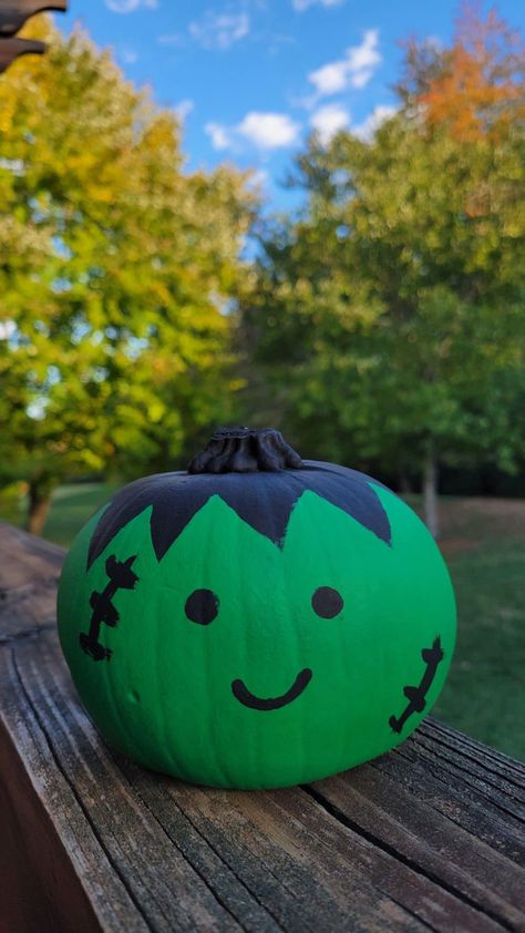 Cute Frankenstein Pumpkin Painting, Mini Punkin Painting Ideas, Pumpkin Panting Ideas Scary, Painting Pumpkins Frankenstein, Pumpkin Painting Ideas Fall Cute Easy, Pumping Painting Ideas Cute, Paint Marker Pumpkins, Easy Pumping Painting Ideas, Green Painted Pumpkin Ideas