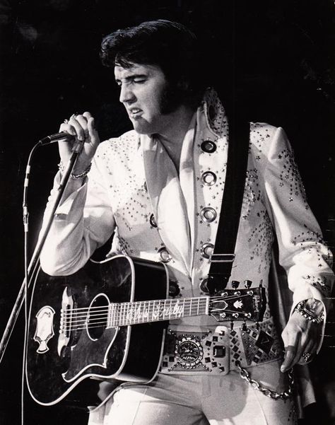 Elvis In Hawaii, Elvis Aloha From Hawaii, Elvis Presley Concerts, Elvis Photos, Elvis Jumpsuits, King Elvis Presley, Elvis In Concert, Elvis Presley Pictures, Elvis And Priscilla