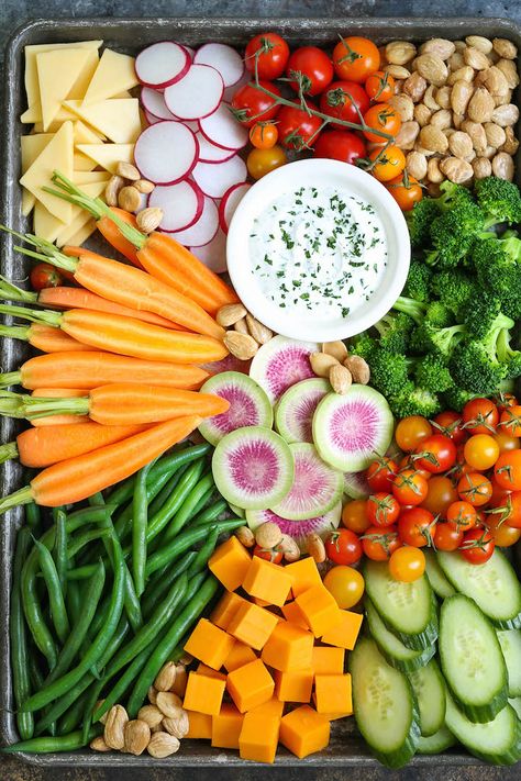 Vegetable Platter with Greek Yogurt Ranch - The ultimate crudités platter with a healthy Greek yogurt Ranch! You cannot even taste the difference! Yogurt Ranch, Greek Yogurt Ranch, Crudite Platter, Healthy Greek Yogurt, Vegetable Platter, Vegetable Tray, Food Boards, Party Food Platters, Charcuterie Recipes