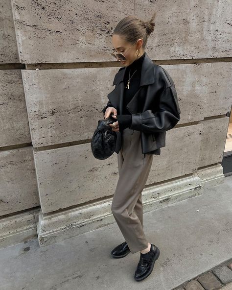 Alva Sperle on Instagram: “10 looks lately! tell me your favorite 🖤” Dress Outfit Rainy Day, Stripe Shirt Outfit, Rainy Day Work Outfit, Rainy Day Outfit For Work Office, Rainy Day Outfit For Work, Summer Office Outfits, Corporate Dress, Professional Outfits Women, Outfit Chic