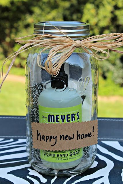 Mason Jar Housewarming Gift Idea- such a fun idea for any new neighbor! Referral Gifts, Housewarming Gifts For Men, Gift Jars, Girls Weekend Gifts, Closing Gift, Diy For Men, Mason Jar Gifts, Diy Presents, Womens Ministry