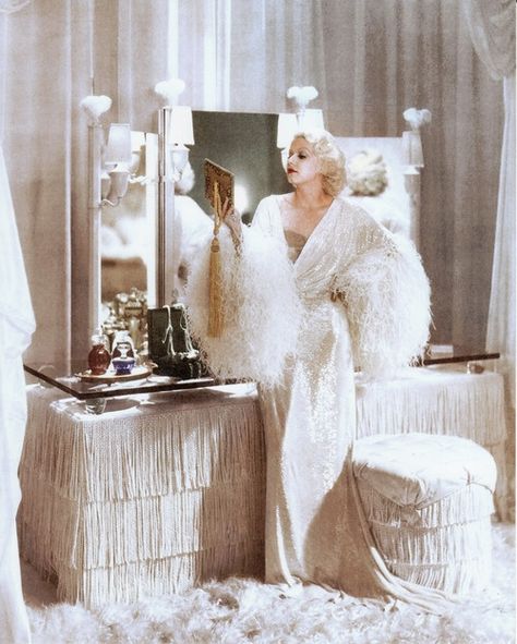 Eye For Design: Decorating With Vanity Tables Jean Harlow at her all white vanity. Love how the glass top sets up on legs. Glamour Vintage, Fashion 90s, Jean Harlow, By Any Means Necessary, Old Hollywood Glam, Vintage Glam, The Great Gatsby, Old Fashion, Hollywood Glam