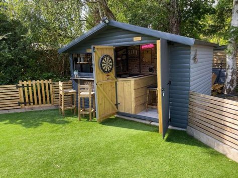 Couple convert garden shed into a pub for £500 in brilliant backyard transformation - Manchester Evening News Garden Pub Shed, Backyard Bar Shed, Backyard Pub, Bbq Shack, Garden Bar Shed, Yard Bar, Garden Pub, Garage Pub, Garden Bars