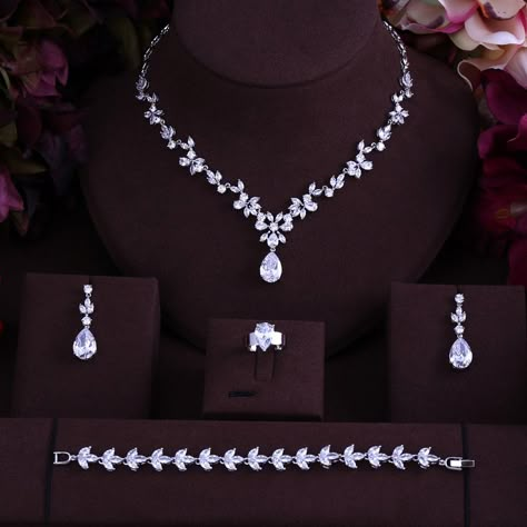 Bride Jewelry Set, Diamond Jewelry Set, Expensive Jewelry Luxury, Indian Jewellery Design Earrings, Bride Jewelry, Classy Jewelry, Fancy Jewellery, Fancy Jewelry, Bride Jewellery