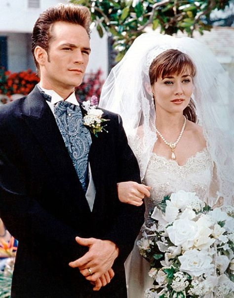 Beverly Hills 90210 - Dylan McKay and Brenda Walsh's wedding Brenda Walsh, Tv Weddings, Jason Priestley, Best Tv Couples, Jennie Garth, Luke Perry, Iconic Weddings, Celebrity Wedding Dresses, Wedding Movies