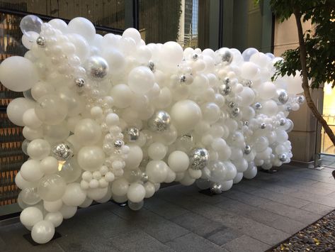 White And Silver Balloon Decor, Silver Backdrop With Balloons, Festa All White, All White Party Decorations, Pearl White Balloons, Clear White And Silver Balloons, Silver Sequin Backdrop With Balloons, Silver Bride Balloons, Family Reunion Centerpieces