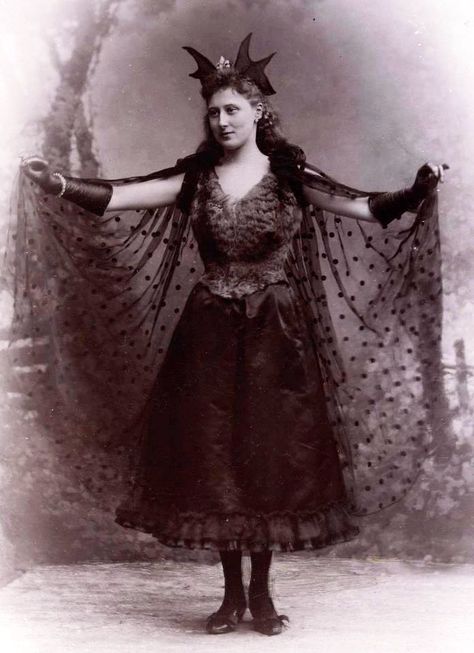 Victorian Costume Halloween, Ellen Terry, Victorian Fancy Dress, Fancy Dress Ball, Victorian Halloween, Victorian Gown, Popular Costumes, Bat Costume, Flower Costume