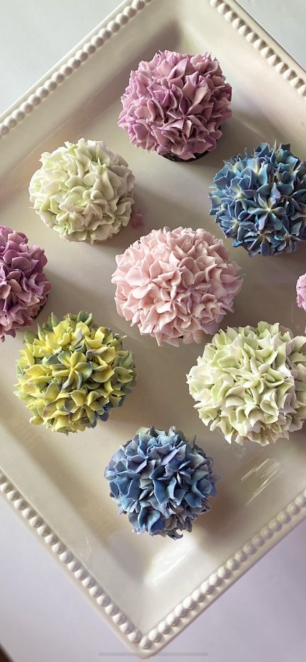 Floral Bridal Shower Cake, Wildflower Themed Cupcakes, Garden Party Cupcakes, Floral Themed Cupcakes, Whimsical Cupcakes, Floral Desserts, Wild Flower Cupcakes, Flower Garden Cupcakes, Spring Wedding Cupcakes