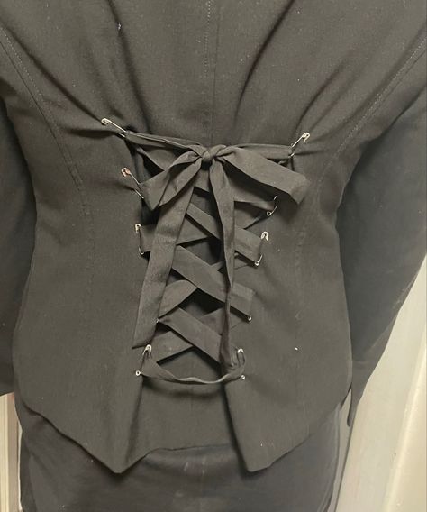 Recycle Clothes Diy, Safety Pin Corset, Upcycle Blazer, Blazer Upcycling, Jacket Upcycle, Ribbon Corset, Diy Corset, Diy Cut Shirts, Creative Outfits