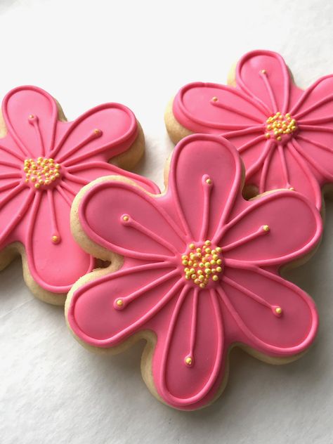 Cute Cookie Shapes, Decorated Cookies Flowers, Cookie Decorating Flowers, Pink Decorated Cookies, Pink Royal Icing Cookies, Easy Royal Icing Cookies, Flower Cookie Designs, Simple Decorated Sugar Cookies, Floral Sugar Cookies Decorated