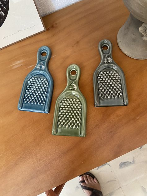 Garlic Holder Pottery, Functional Pottery Beginner, Creative Ceramics Ideas, Ceramic Garlic Grater, Easy Clay Sculptures, Beginner Pottery, Pottery Houses, Pottery Form, Ceramic Spoon Rest