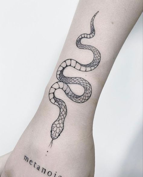 Snake Wrist Tattoo, Small Snake Tattoo, Cobra Tattoo, Waist Tattoos, Beginner Tattoos, Tattoo Dotwork, Snake Tattoo Design, Muster Tattoos, Flower Tattoo Shoulder