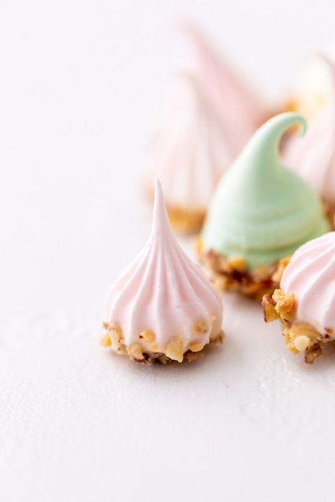 Easter Meringue Cookies - Posh Little Designs Marange Cookies, Merange Cookies, Easter Meringue, Cookies Spring, Dairy Free White Chocolate, How To Make Meringue, Meringue Cookie Recipe, Vegan White Chocolate, Meringue Kisses