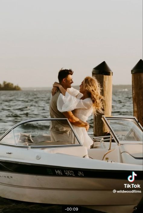 Yacht Engagement Pictures, Pre Wedding Boat Poses, Boat Family Photoshoot, Speed Boat Photoshoot, Pre Wedding On Boat, Pontoon Boat Engagement Pictures, Small Boat Engagement Photos, Lake Wedding Pictures, Yacht Engagement