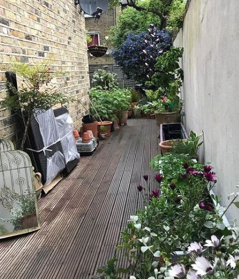 Maximising Your Outdoors: Side Return Garden Ideas 2 Side Return Patio, Narrow Terrace Garden, Side Return Decking, Garden Side Return Ideas, Garden Alley Ideas, Terraced House Backyard, Decking Side Of House, Side Return Garden Victorian Terrace, Garden Square Design