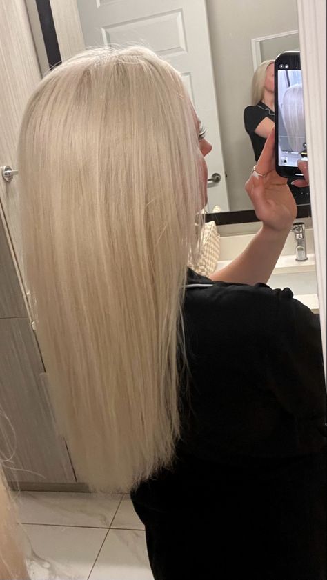 Platinum blonde. White blonde. Medium length hair. Bleach and tone hair Dimensional Bleach Blonde, Cool Toned Platinum Blonde Hair, Platinum Blonde Hair White, Blonde Hair Roots, Medium Length Platinum Blonde Hair, Bleach And Tone Hair, Warm Platinum Blonde Hair, Blonde Bleached Hair, Blonde Medium Length Hair