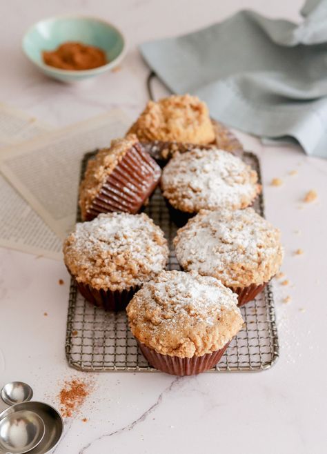 Apple crumble muffins – Cupcakes & Couscous Crumble Photography, Apple Crumble Muffins, Baked Muffins, Crumble Muffins, Fruit Muffins, Apple And Cinnamon, Apple Muffins, Muffin Batter, Muffin Tray