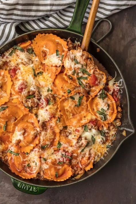 Cheese Ravioli Skillet with Italian Sausage Cast Iron Skillet Recipes Healthy, Cast Iron Recipes Dinner, Cast Iron Skillet Recipes Dinner, Recipes To Make For Dinner, Easy Skillet Dinner, Lime Slaw, Cast Iron Skillet Cooking, Best Cast Iron Skillet, Skillet Dinner Recipes