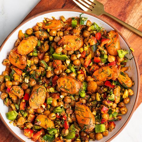 This baked carrot and chickpea salad is a delicious vegetarian salad recipe. Thanks to the chickpeas and pistachios it is high in protein. Easter Side Dish Ideas, Side Dishes For Easter Dinner, Side Dishes For Easter, Avocado Skillet, Easter Side Dish, Side Dish Ideas, Salad Avocado, Vegetarian Salad, Baked Carrots